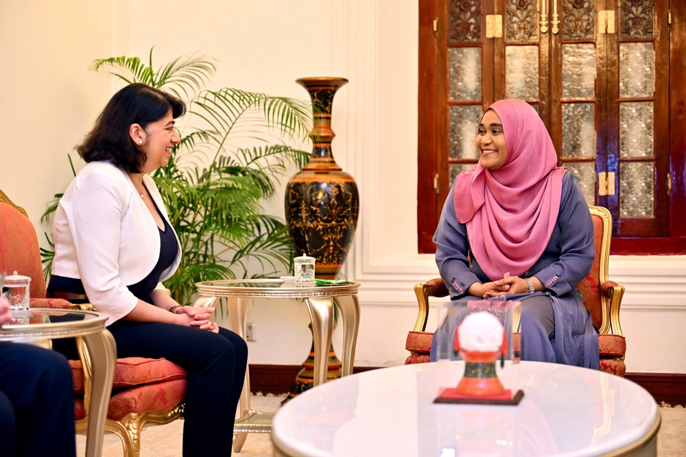 ރައީސުލްޖުމްހޫރިއްޔާގެ އަނބިކަނބަލުންގެ އަރިހަށް އިނގިރޭސިވިލާތުގެ ފޮރިން، ކޮމަންވެލްތު އެންޑް ޑިވަލޮޕްމަންޓް އޮފީހުގެ ޕާލިމަންޓްރީ އަންޑަރ ސެކްރެޓަރީ އޮފް ސްޓޭޓް އިޙްތިރާމުގެ ޒިޔާރަތެއް ކުރައްވައިފި