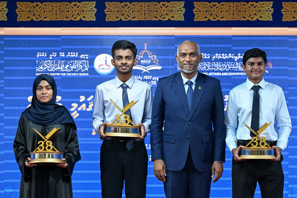 ކީރިތި ޤުރުއާން ކިޔެވުމުގެ 38 ވަނަ ޤައުމީ މުބާރާތް ނިންމުމުގެ ރަސްމިއްޔާތު ރައީސުލްޖުމްހޫރިއްޔާގެ ދެކަނބަލުން ޝަރަފުވެރިކޮށްދެއްވައިފި