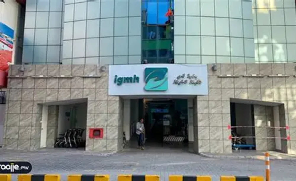 ވެމްކޯ މުވައްޒަފަކަށް ޑީސަލް ބޮވި، ހާލު ސީރިއަސްވެ ވެންޓިލޭޓަރުގައި ފަރުވާދެނީ