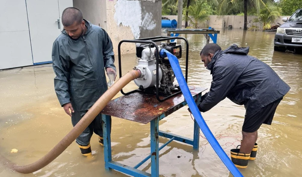 ބޯކޮށް ވާރޭ ވެހި މާލޭގެ ގިނަ ސަރަޙައްދުތަކެއް ފެން ބޮޑުވެ، އެމްއެންޑީއެފް އިން ފެންހިންދުމުގެ މަސައްކަތް ފަށައިފި