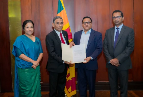 ދިވެހި ސަރުކާރުން ހަދިޔާ ކުރި 50،000 ޑޮލަރު ލަންކާ ސަރުކާރާއި ހަވާލުކޮށްފި