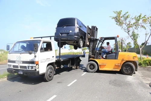 ހުޅުމާލޭގެ މަގުތައް ތަރުތީބުކުރުމަށް ގަވާއިދާ ހިލާފަށް ޕާކްކޮށްފައިވާ އުޅަނދުތައް ޓޯވކުރުމުގެ އޮޕަރޭޝަނެއް ފަށައިފި